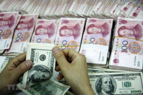Đồng tiền giấy 100 USD Mỹ (trước) và đồng 100 nhân dân tệ của Trung Quốc. Nguồn: Internet