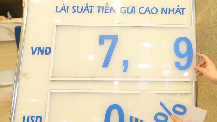 Mức tăng lãi suất huy động VND của một số ngân hàng vừa qua không cao, không mạnh, nhưng báo hiệu khả năng giảm tiếp lãi suất đang khó đi . Nguồn: Internet