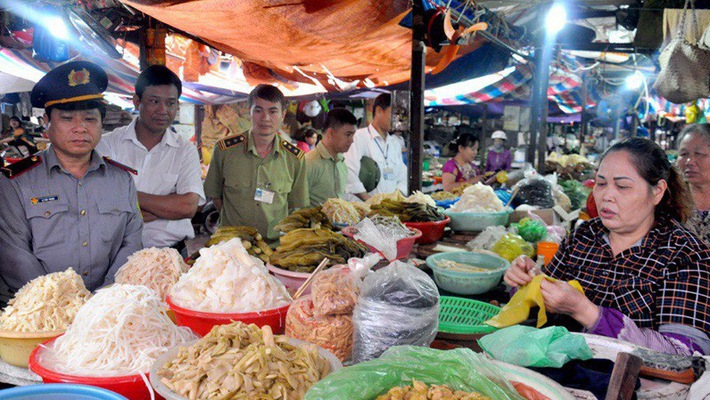 Nghị định này quy định mức phạt cụ thể đối với từng hành vi vi phạm hành chính về an toàn thực phẩm. Nguồn: Internet
