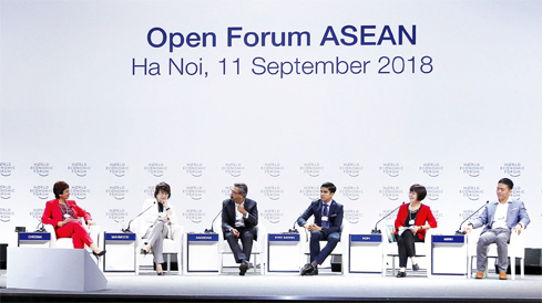 Các đại biểu thảo luận tại Diễn đàn mở với chủ đề “ASEAN 4.0 cho tất cả” Ảnh: Lâm Khánh