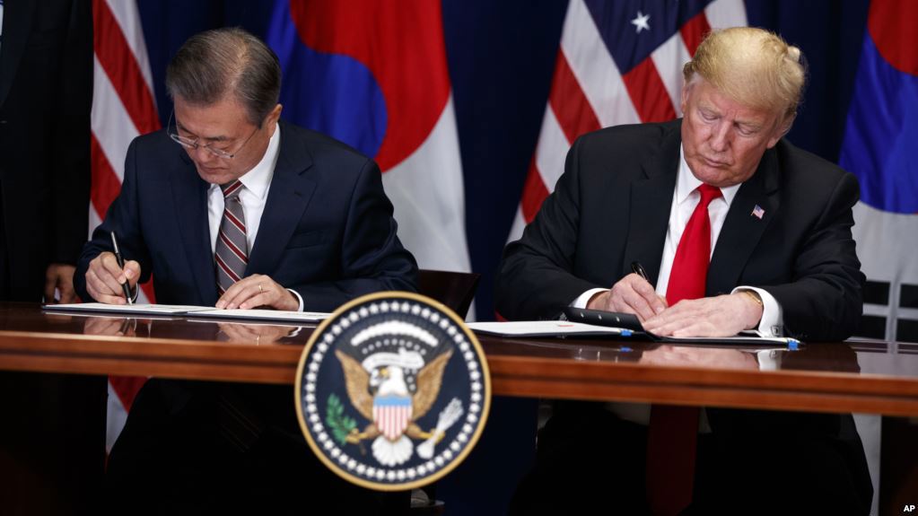 Tổng thống Hàn Quốc Moon Jae-in (trái) và Tổng thống Mỹ Donald Trump trong lễ ký FTA Mỹ-Hàn tại New York ngày 24/9. Nguồn: Internet