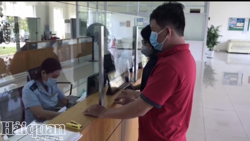 Doanh nghiệp làm thủ tục tại Hải quan Đồng Nai.
