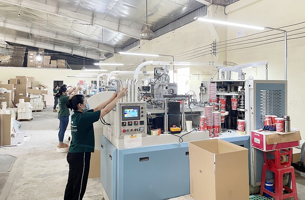 Hoạt động sản xuất tại Công ty TNHH Bao bì Phúc Thịnh. Ảnh: T.D