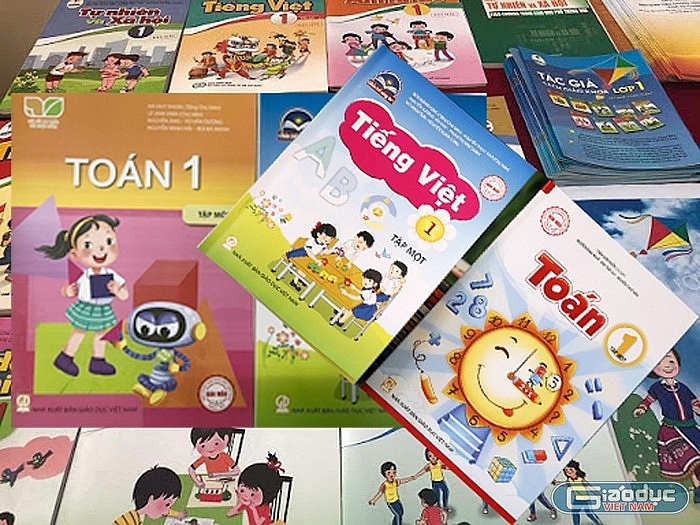 Các Nhà xuất bản đã nhiều lần thực hiện kê khai và kê khai lại điều chỉnh giảm giá các cuốn sách giáo khoa lớp 1, lớp 2 và lớp 6 mới. Ảnh: Internet.