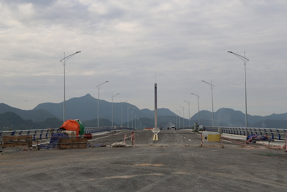 Cầu Hoà Bình 2 đang trong giai đoạn hoàn thiện cuối cùng. Ảnh: T.Linh