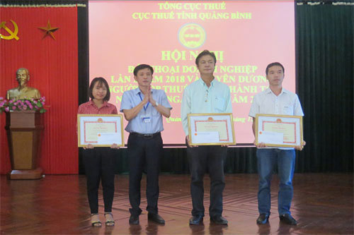 Cục Thuế Quảng Bình kịp thời động viên khen thưởng DN thực hiện tốt nghĩa vụ thuế với ngân sách. Ảnh: Văn Cộng