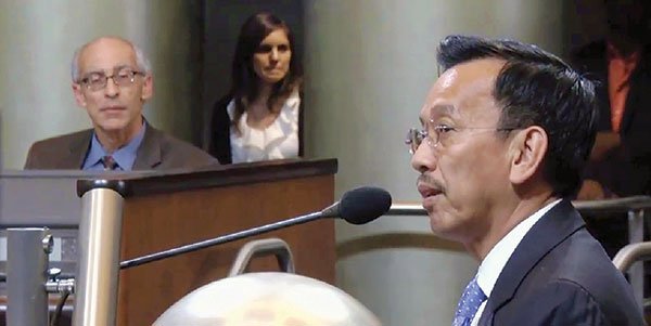 Ông David Dương, Tổng giám đốc CWS, điều trần trước Hội đồng thành phố Oakland hôm 30/7 để chứng minh năng lực công ty. Nguồn: internet