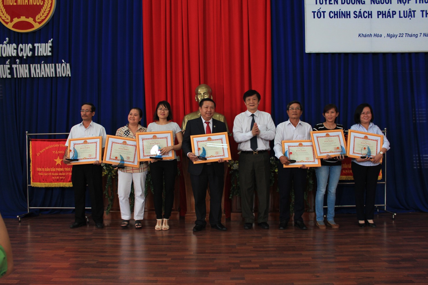 Ông Trần Sơn Hải, Phó chủ tịch Thường trực UBND tỉnh Khánh Hòa trao Bằng khen của BTC cho các doanh nghiệp, người nộp thuế. Nguồn: internet