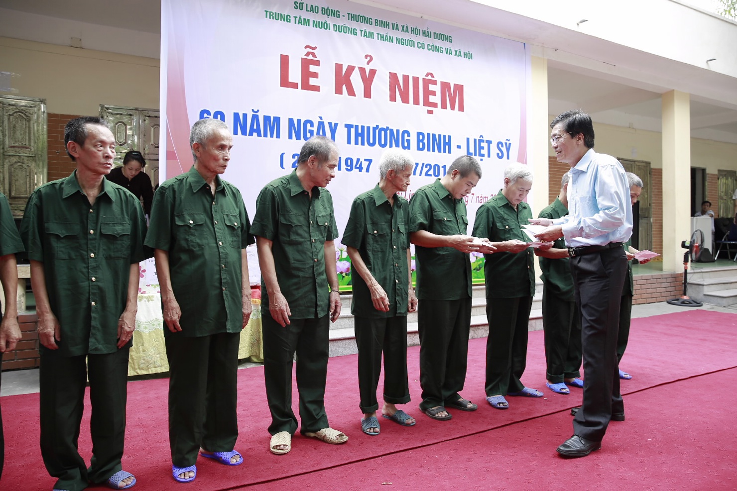 Đ/c Trần Quốc Vinh - Phó Tổng Giám đốc KBNN trao quà cho các thương bệnh binh. Nguồn: internet