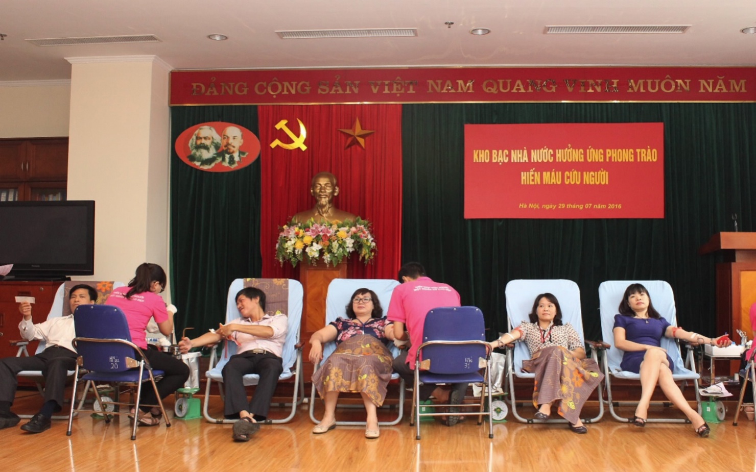 Công chức, viên chức KBNN tích cực hưởng ứng phong trào hiến máu nhân đạo do Đoàn thanh niên cơ quan KBNN phát động. Nguồn: internet