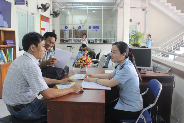 Công chức Hải quan quản lý hàng đầu tư- Cục Hải quan TP.Hồ Chí Minh  hướng dẫn thủ tục cho doanh nghiệp. Ảnh: T.H