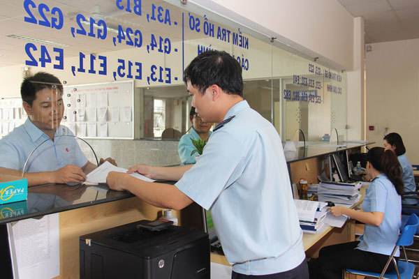 Công chức Hải quan Bình Dương hướng dẫn thủ tục hải quan cho DN. Ảnh: T.D
