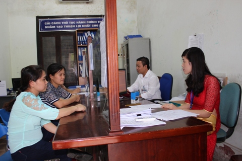 Cán bộ thuế Chi cục Thuế huyện Quốc Oai (Hà Nội) hướng dẫn nộp thuế điện tử cho doanh nghiệp. Ảnh: NM.