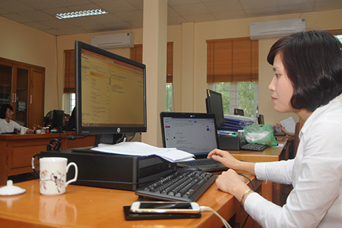 Kiểm tra thông tin khai thuế qua mạng tại Chi cục Thuế Vĩnh Yên - tỉnh Vĩnh Phúc. Ảnh: Đức Minh