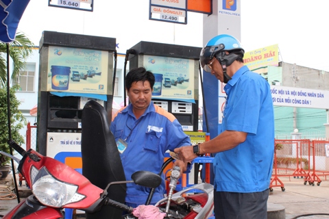 Việc tính thuế TTĐB đối với mặt hàng xăng như hiện nay là đảm bảo đúng quy định của pháp luật và phù hợp với thông lệ quốc tế. Ảnh chụp tại Cty Xăng dầu An Giang. Ảnh: NM.