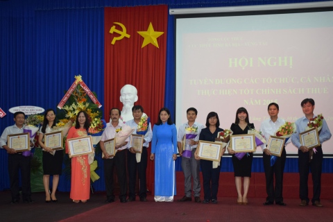 Bà Nguyễn Thị Bé Ba - Phó cục trưởng Cục Thuế tỉnh Bà Rịa - Vũng Tàu (giữa) trao Giấy khen của Tổng cục Thuế cho các DN. Ảnh: NP.