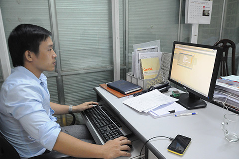 Cán bộ thuế ở tỉnh Vĩnh Phúc kiểm tra hồ sơ khai thuế điện tử. Ảnh: Đức Minh