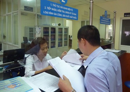 Nhiều thủ tục hành chính được loại bỏ khi thực hiện miễn giảm thuế theo Luật Thuế XNK, có hiệu lực từ 1/9/2016. Ảnh: Hải Anh