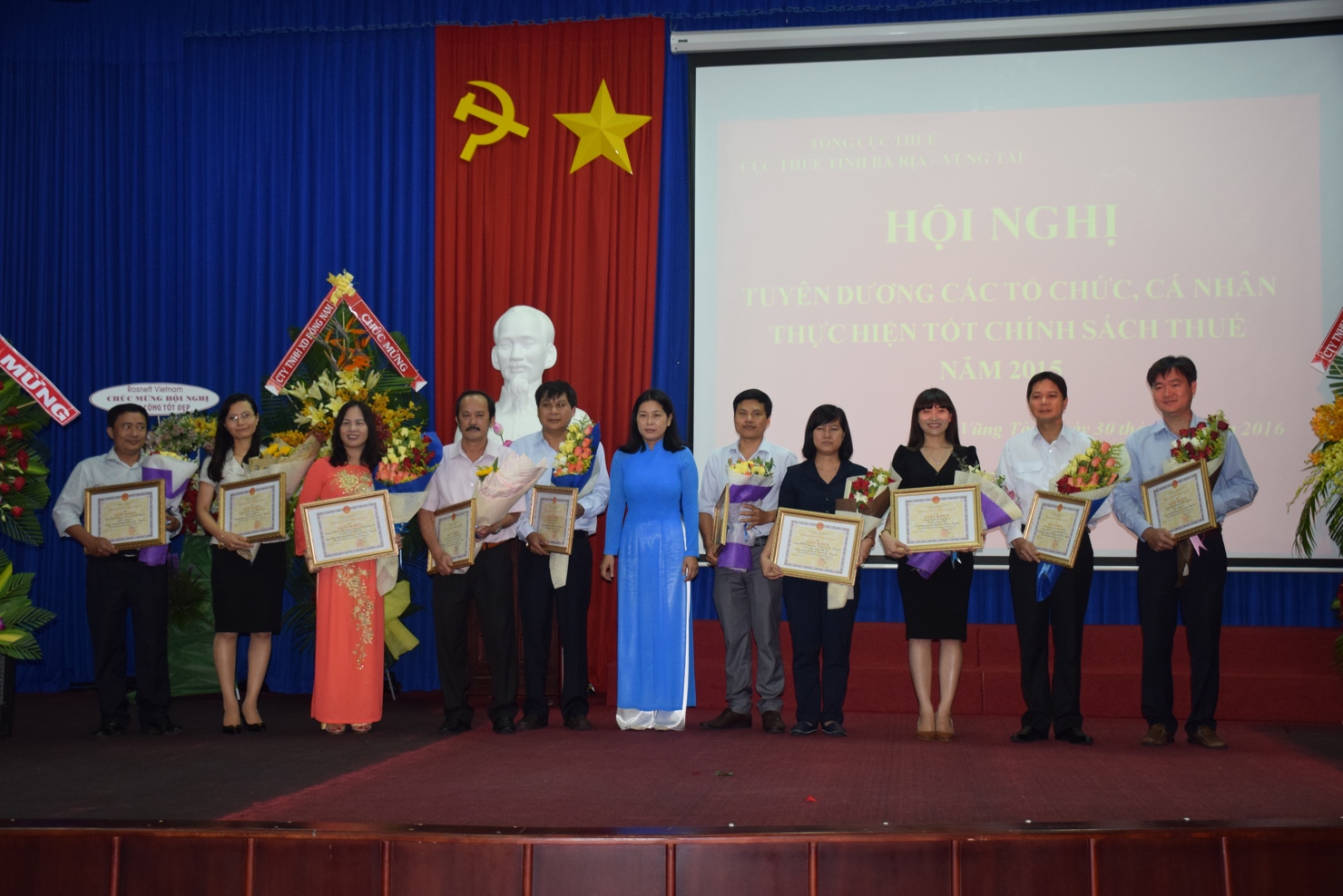 Tuyên dương các tổ chức, cá nhân thực hiện tốt chính sách thuế năm 2015