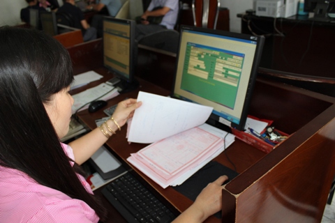 Kiểm tra hóa đơn của doanh nghiệp. Ảnh: NM.