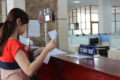 Làm thủ tục khai thuế tại Cục Thuế TP.Hồ Chí Minh. Ảnh: NM.