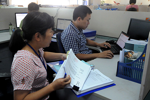 Cán bộ Cục Công nghệ thông tin, Tổng cục Thuế thống kê số liệu về triển khai nộp thuế điện tử của các địa phương. Ảnh: Đức Minh