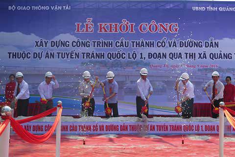 ễ khởi công xât dựng công trình cầu Thành Cổ và đường dẫn thuộc dự án tuyến tránh quốc lộ 1, đoạn qua thị xã Quảng Trị.