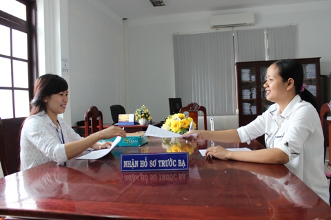 Từ quý IV/2016 người nộp lệ phí trước bạ ô tô, xe máy sẽ thực hiện qua mạng. Ảnh chụp tại Chi cục Thuế huyện Kiên Lương, tỉnh Kiên Giang. Ảnh: NM
