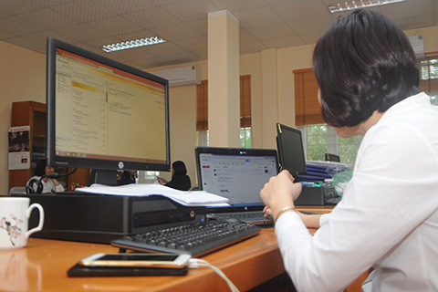 Cán bộ của Chi cục Thuế Vĩnh Yên ( Vĩnh Phúc) kiểm tra nợ thuế. Ảnh: Đức Minh