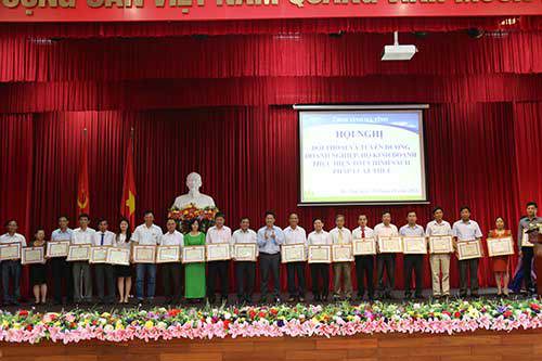 Các doanh nghiệp được tuyên dương tại Hội nghị. Ảnh: Trần Đình Quý