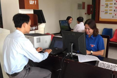 Cán bộ thuế hướng dẫn người người nộp thuế quyết toán thuế. Ảnh: NP.