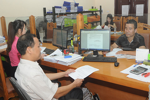 Cán bộ Bộ phận một cửa của Chi cục Thuế Vĩnh Yên giải đáp về thủ tục nộp thuế điện tử cho người nộp thuế.