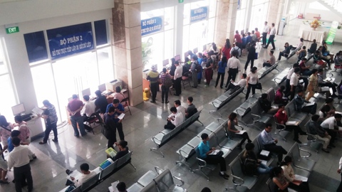 Hướng dẫn khai và nộp hồ sơ thuế tại Cục Thuế TP. Hồ Chí Minh những ngày cao điểm. Ảnh Đỗ Doãn