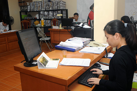 Cán bộ thuế Chi cục thuế Vĩnh Yên (Vĩnh Phúc) nhập số liệu thanh kiểm tra. Ảnh: Đức Minh