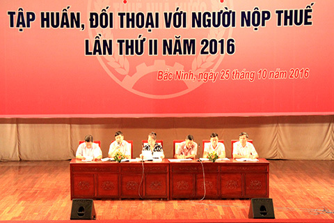 Cán bộ Cục thuế Bắc Ninh trả lởi thấu đáo các vướng mắc của doanh nghiệp. Ảnh: Đức Minh