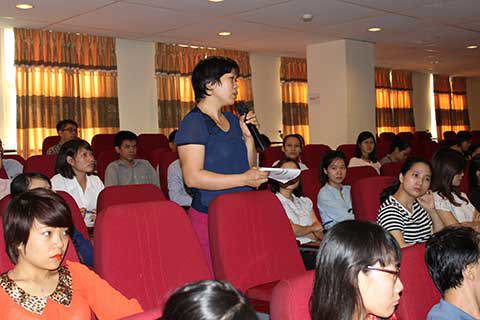 Đại diện một DN đặt câu hỏi với lãnh đạo Cục thuế TP.Hà Nội tại buổi tọa đàm ngày 27/10.