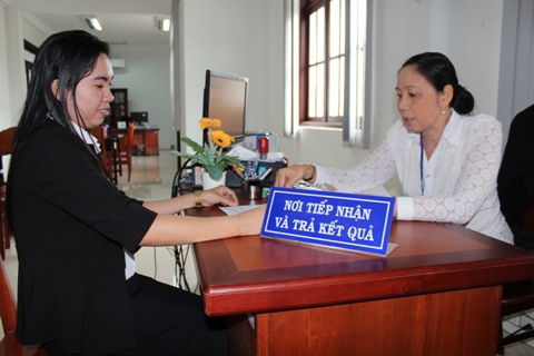 Kiên Giang là một trong những cục thuế có tiến độ thu đạt khá. Ảnh chụp tại bộ phận "một cửa" của Chi cục Thuế huyện Kiên Lương (Kiên Giang). Ảnh: NM.
