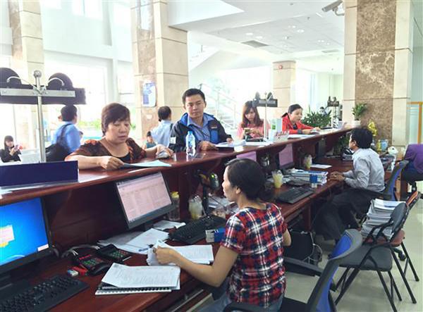 DN làm thủ tục tại Cục Thuế TP.HCM. Ảnh: Nguyễn Huế.