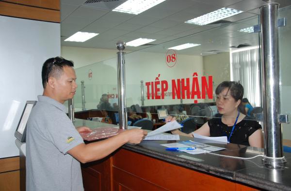 Số lượng cán bộ quản lý có hạn, ảnh hưởng đến chất lượng quản lý nợ của ngành Thuế. Ảnh: Thu Hằng.