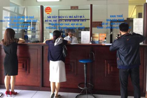Làm thủ tục quyết toán thuế tại Cục Thuế tỉnh Bà Rịa - Vũng Tàu. Ảnh: NP.