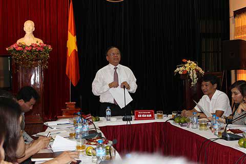 Tổng cục trưởng Tổng cục Thuế Bùi Văn Nam chỉ đạo chống thất thu trong lĩnh vực thương mại, dịch vụ tại Chi cục Thuế quận Cầu Giấy.