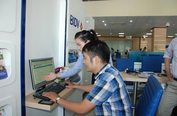 Ngân hàng và cơ quan Thuế đã phối hợp chặt chẽ với nhau để hướng dẫn người nộp thuế thực hiện nộp thuế điện tử. Ảnh: Thu Hằng.