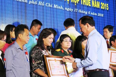 Lãnh đạo Cục Thuế TP. Hồ Chí Minh tuyên dương DN nộp thuế tốt. Ảnh Đỗ Doãn