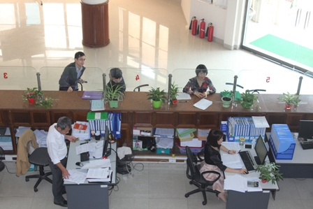 KBNN TP Hạ Long luôn tạo thuận lợi cho khách hàng đến giao dịch. Ảnh: H.Khánh