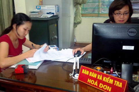 Làm thủ tục mua hóa đơn tại Chi cục Thuế TP. Tuyên Quang. Ảnh: NM.