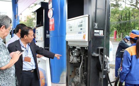 Kinh nghiệm chống thất thu từ hoạt động kinh doanh xăng dầu của Nghệ An, nhiều địa phương áp dụng thành công làm tăng thu NSNN. Trong ảnh là cán bộ Cục Thuế tỉnh Lâm Đồng kiểm tra công tác dán tem tại cột bơm xăng trên địa bàn. Ảnh:NM.