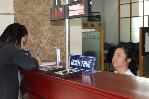 Làm thủ tục hoàn thuế tại Cục Thuế TP. Hồ Chí Minh. Ảnh: NM.