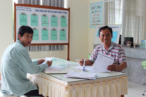 Làm thủ tục nộp phí trước bạ xe máy tại Cục Thuế TP. Cần Thơ. Ảnh: NM.