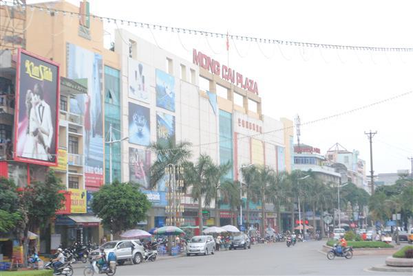 Hộ kinh doanh tại chợ biên giới, cửa khẩu phải lọt vào diện DN rủi ro về thuế. Ảnh Quang Hùng.