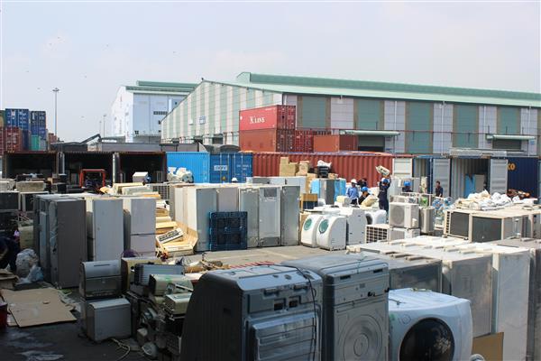 Hàng nhập lậu do Cục Hải quan TP.HCM phát hiện. Ảnh: Thu Hòa
